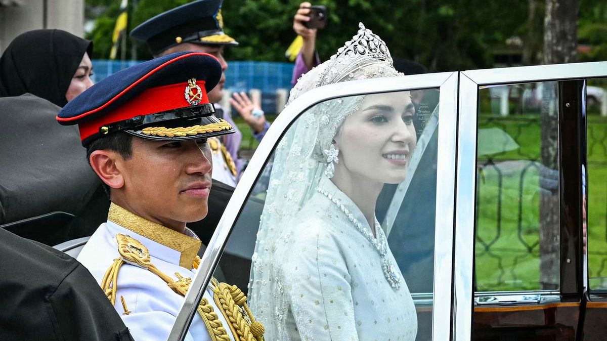 Fotky z královské svatby. Nejžádanější princ Asie se oženil